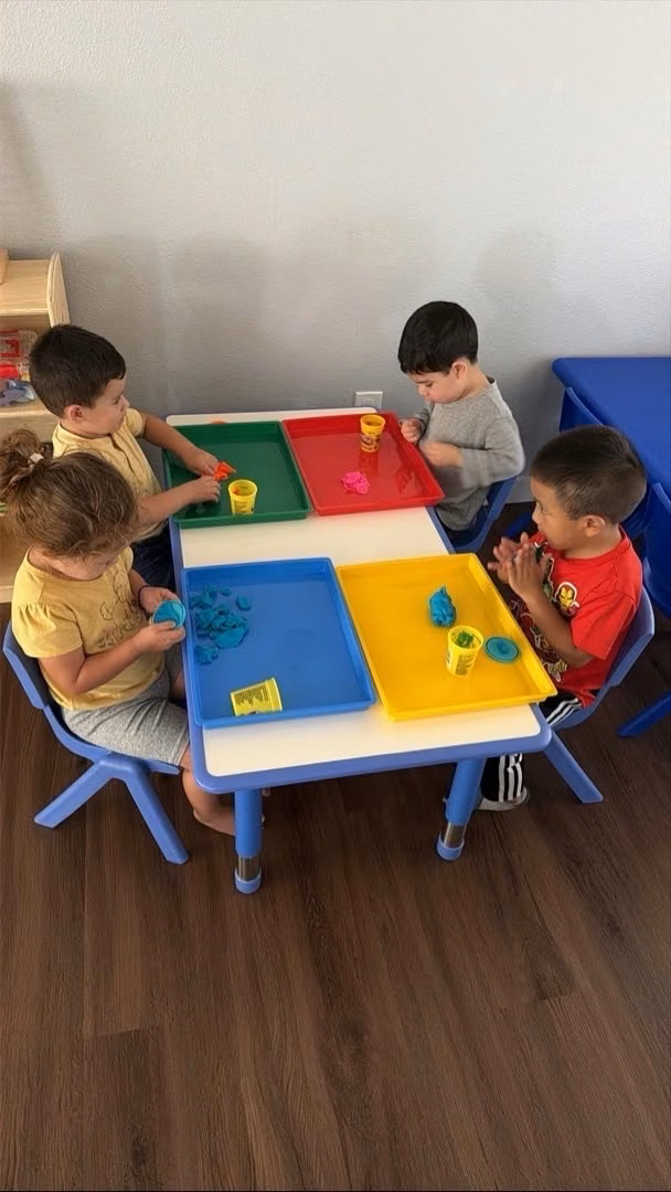 Niños en actividad grupal en la mesa