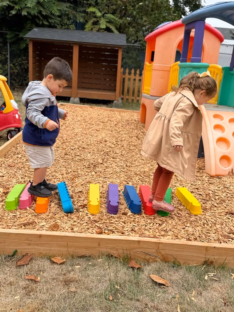 Niño caminando sobre los bloques de equilibrio