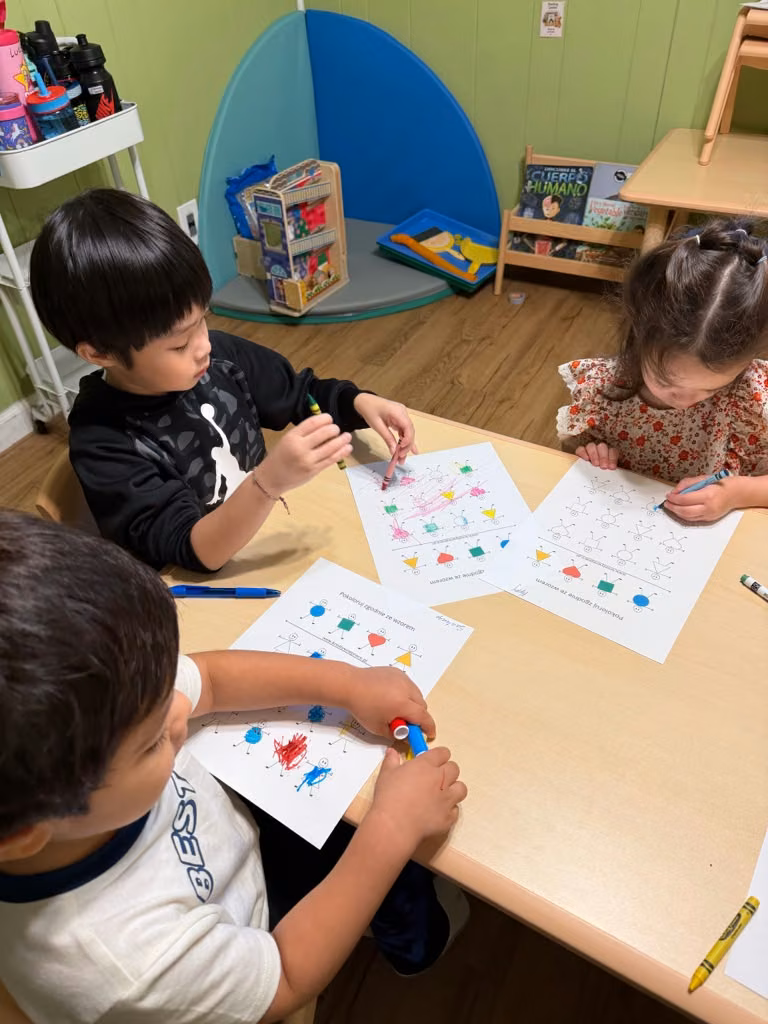 Niños trabajando juntos en una actividad de colores