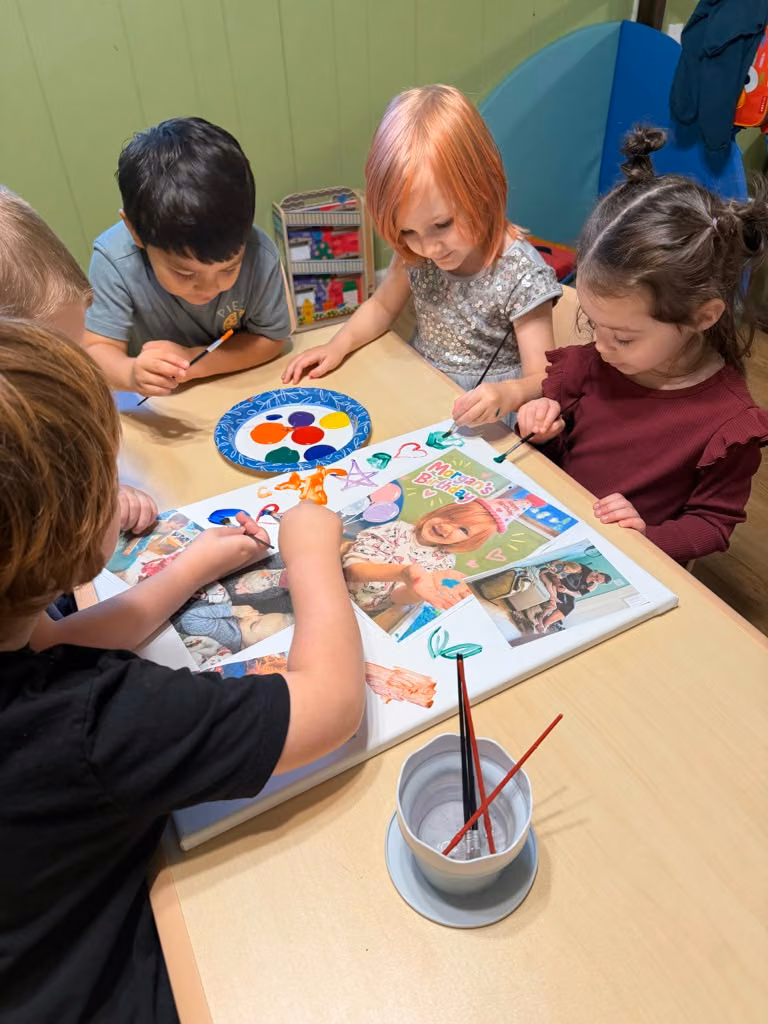 Grupo de niños colaborando en un rompecabezas