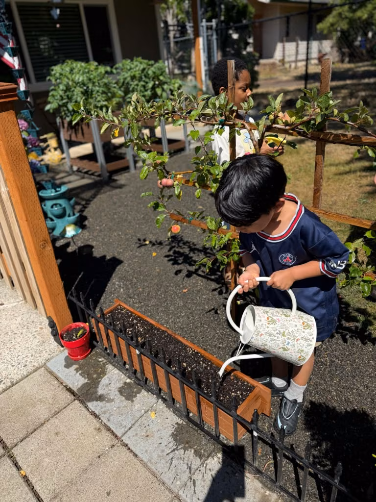 Niño regando las plantas del huerto
